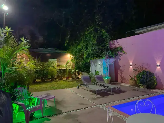 Terrasse de nuit illuminée et espace détente lounge