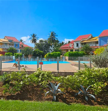 Piscine au sel privative et végétation tropicale